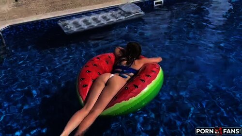 EmmaXSpice onlyfans video Quickie Blowjob In The Swimming Pool-107093