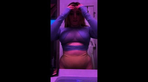 Streamer Curvyllama Being a Total Slut